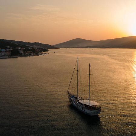 Apartments By The Sea Arbanija, Ciovo - 4320 特罗吉尔 外观 照片